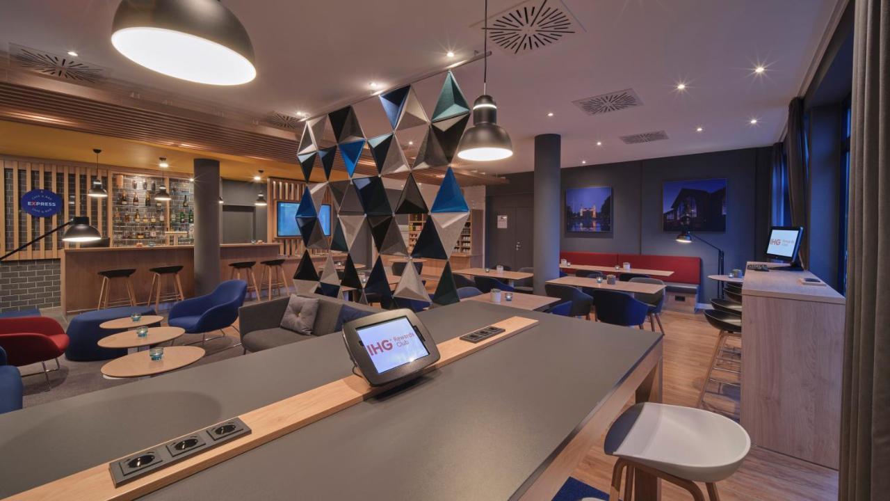 Express Centre By Ihg Hotel 3*